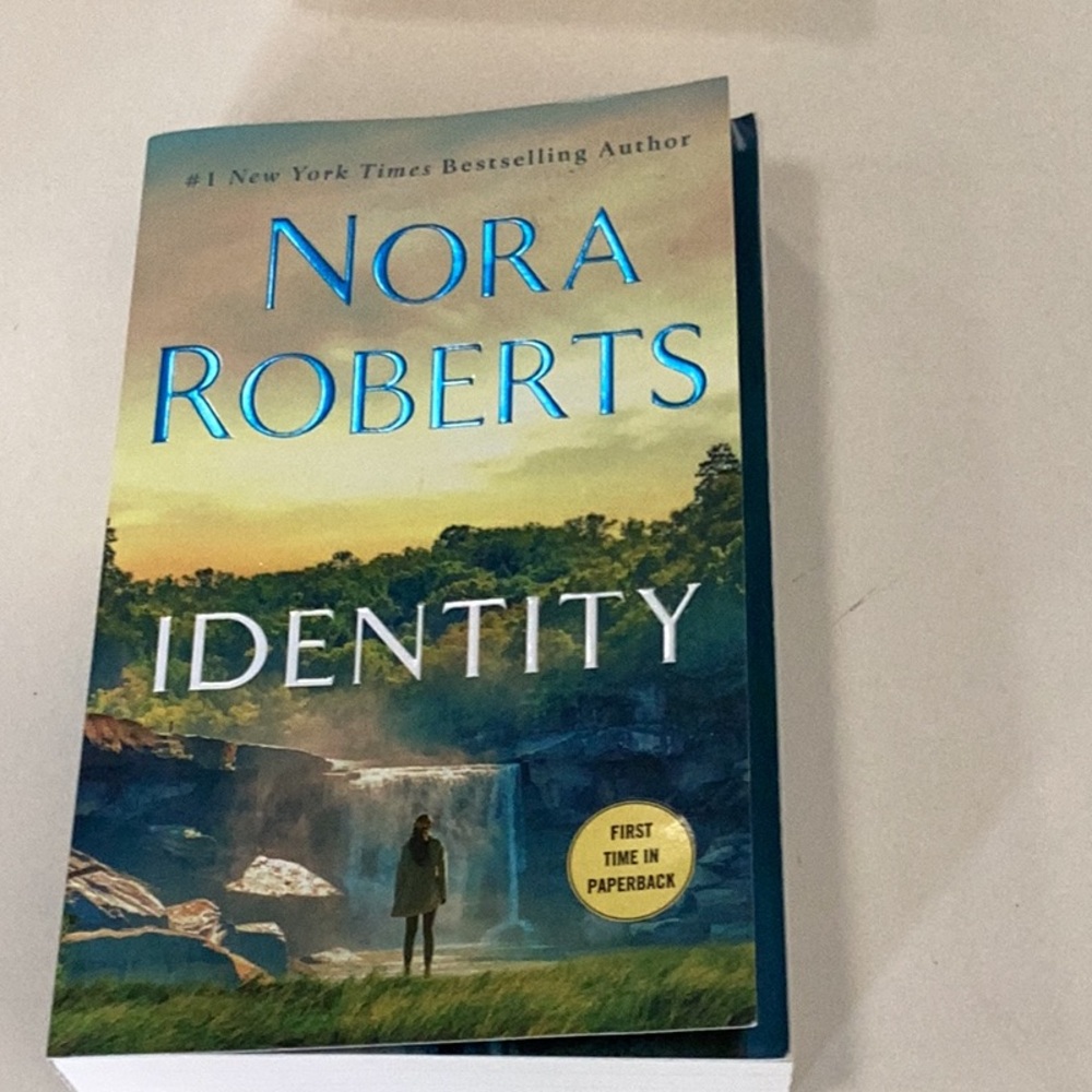 NORA ROBERTS 8 Book Bundle - Picture 7 of 8
